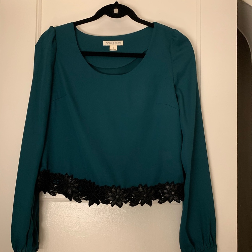 Cropped blouse with lace embroidery at the bottom